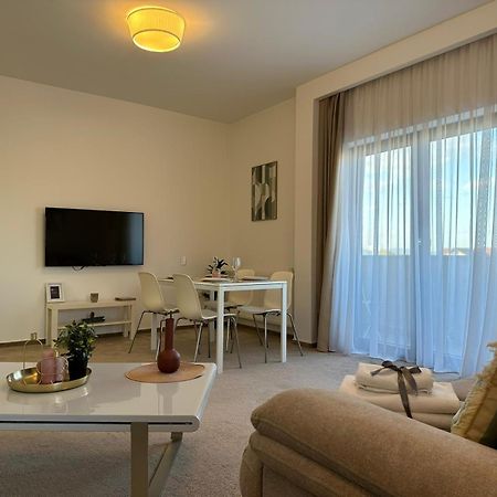 Luxury Glam Apartments & Studios Near Coresi Mall Brasov Exterior photo