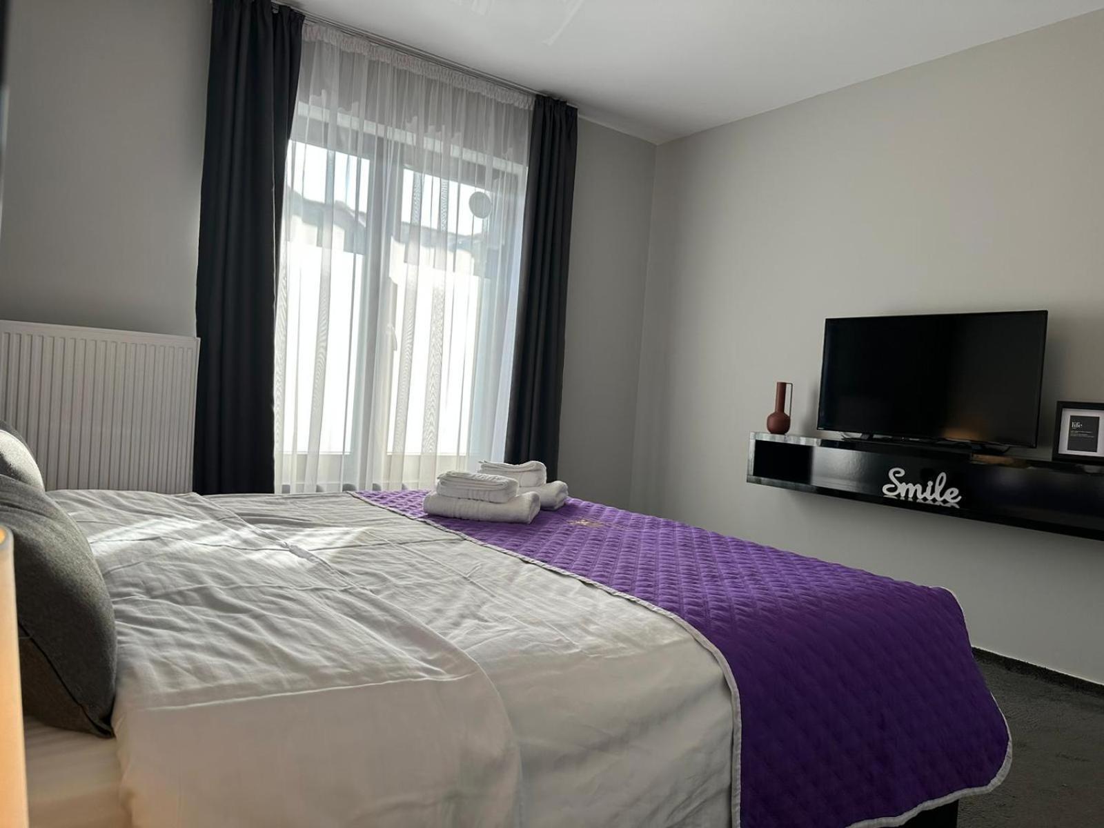 Luxury Glam Apartments & Studios Near Coresi Mall Brasov Exterior photo