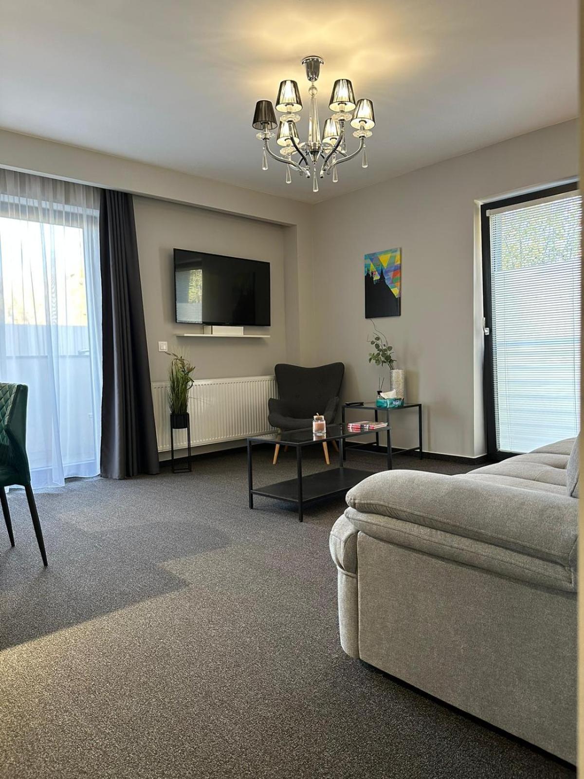 Luxury Glam Apartments & Studios Near Coresi Mall Brasov Exterior photo