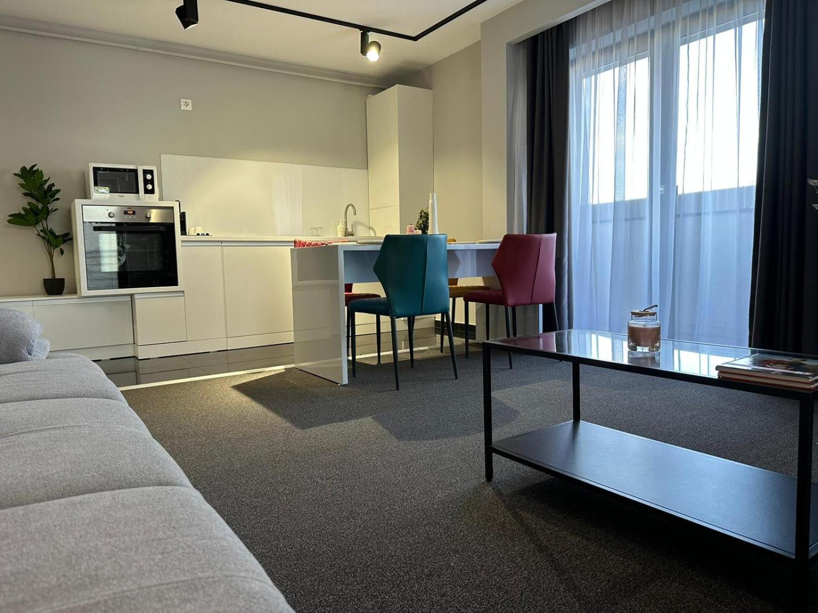 Luxury Glam Apartments & Studios Near Coresi Mall Brasov Exterior photo