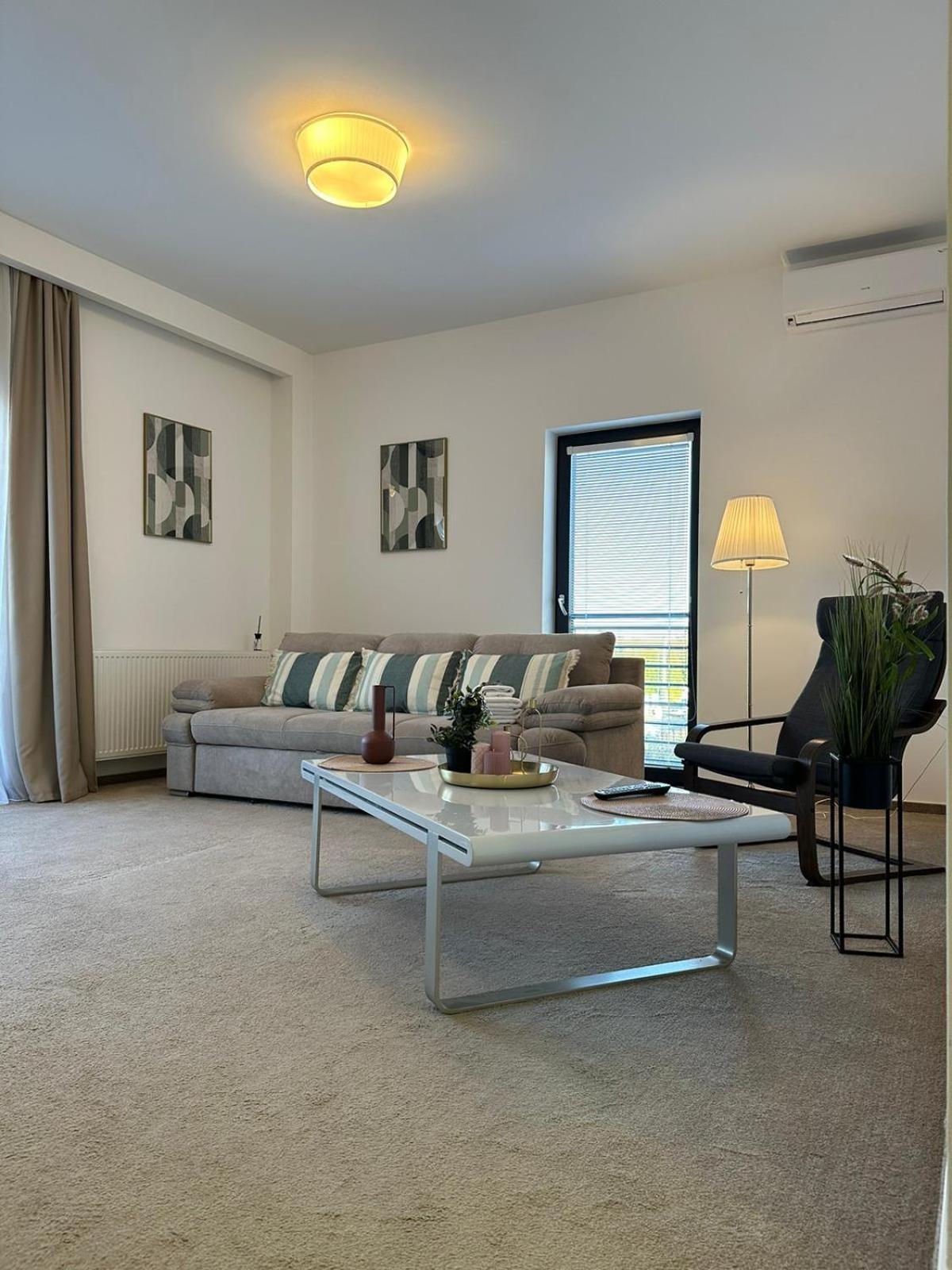 Luxury Glam Apartments & Studios Near Coresi Mall Brasov Exterior photo