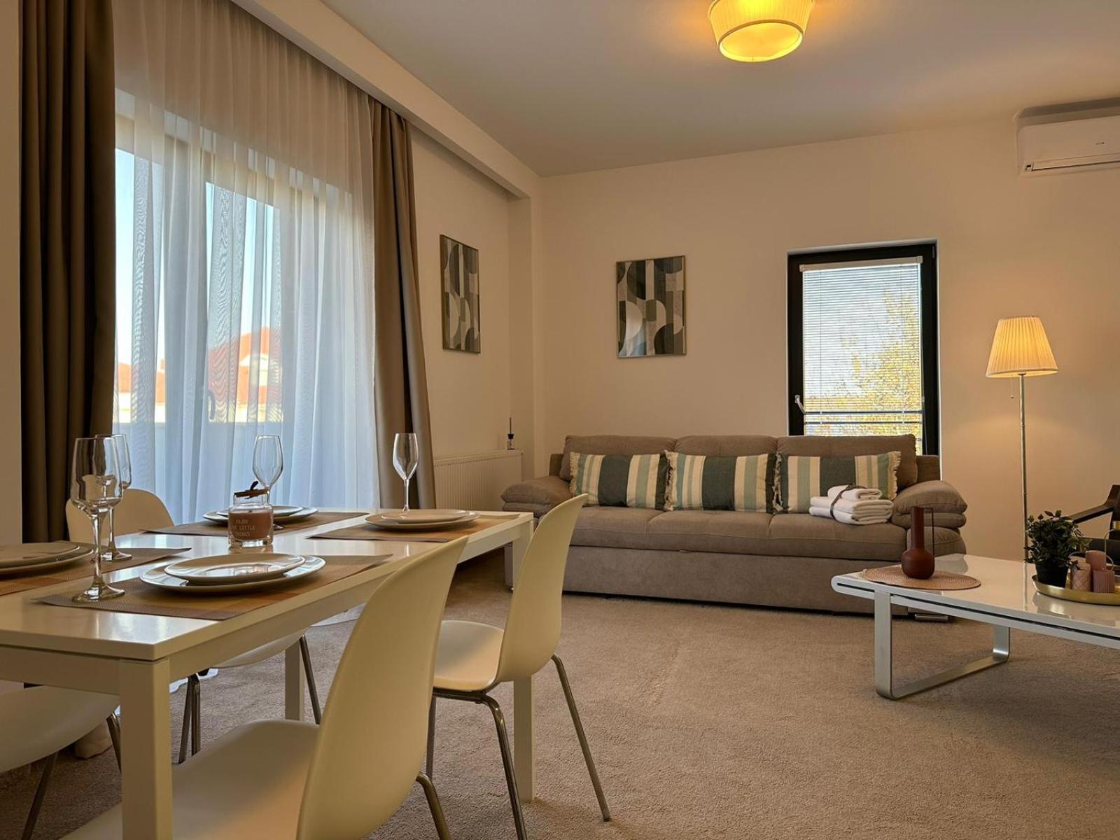 Luxury Glam Apartments & Studios Near Coresi Mall Brasov Exterior photo