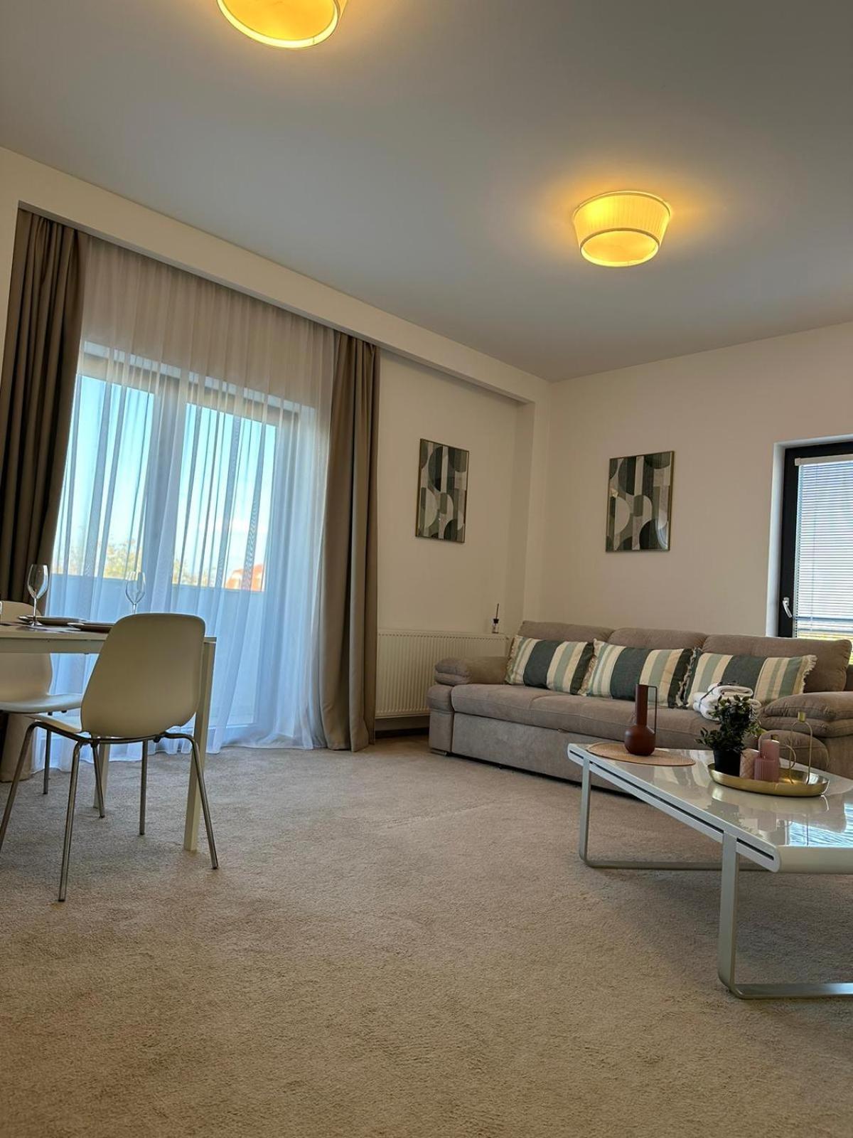 Luxury Glam Apartments & Studios Near Coresi Mall Brasov Exterior photo