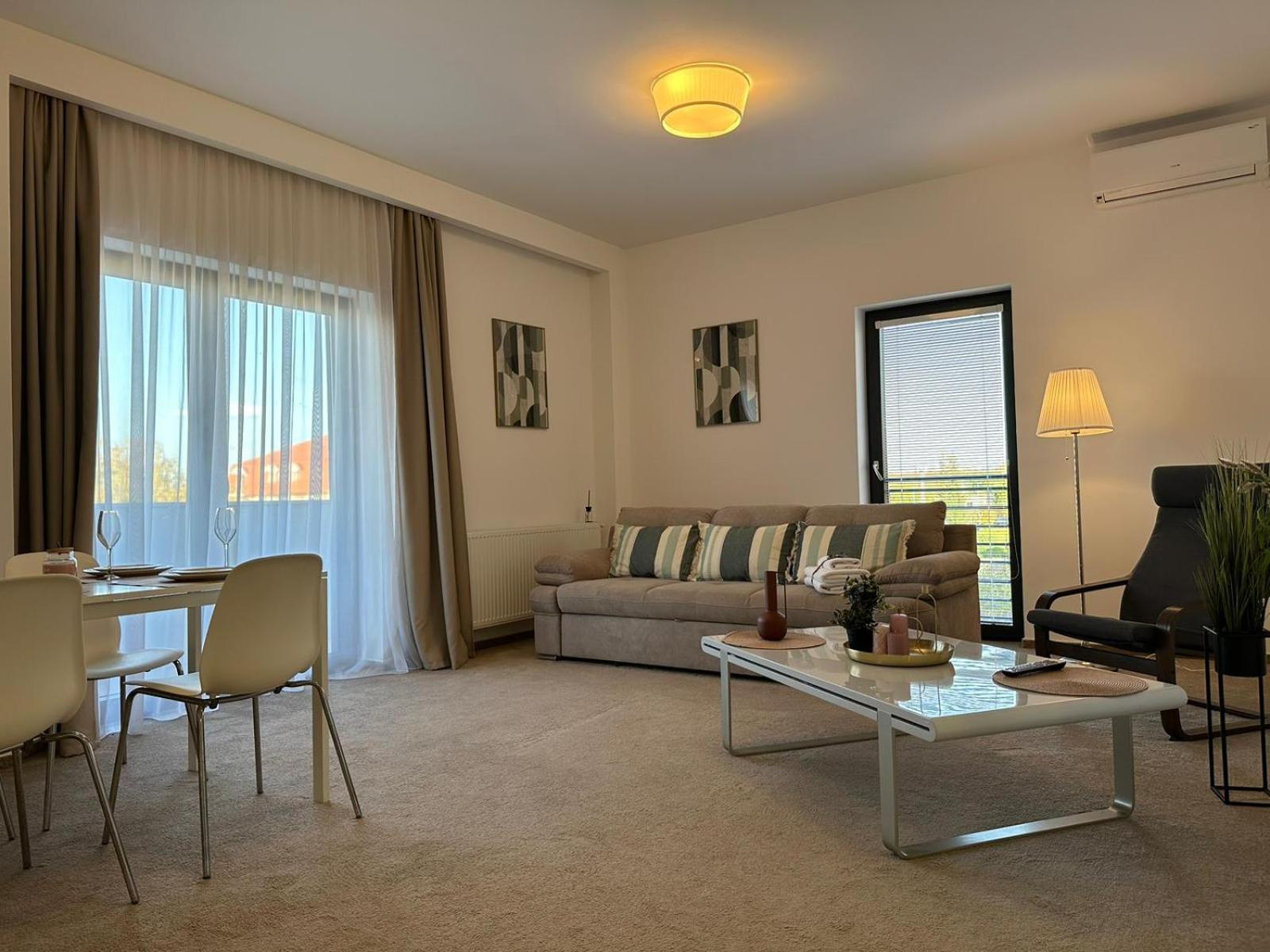 Luxury Glam Apartments & Studios Near Coresi Mall Brasov Exterior photo